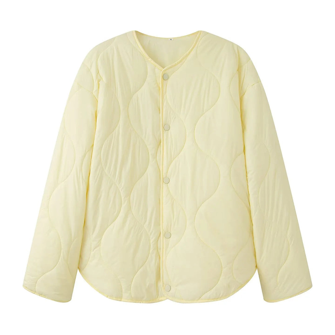 Dam quiltad övergångsjacka med round neckline, tryckknäppning, och curved fåll