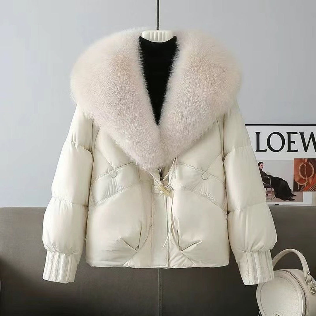 Dam nan kort vadderad jacka med voluminous faux fur krage och midja draw