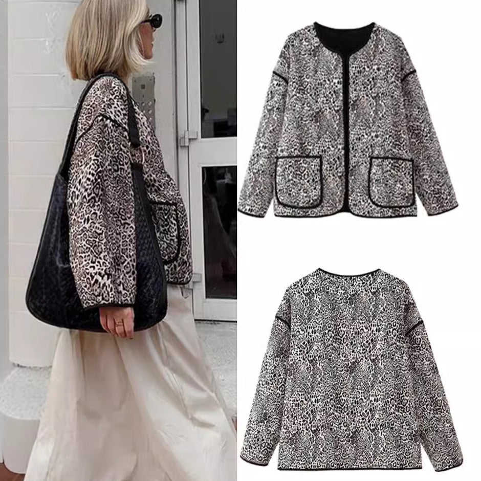 Dam quiltad kort jacka med leopardprint, open round neckline, kontrast piping, och påsydda fickor