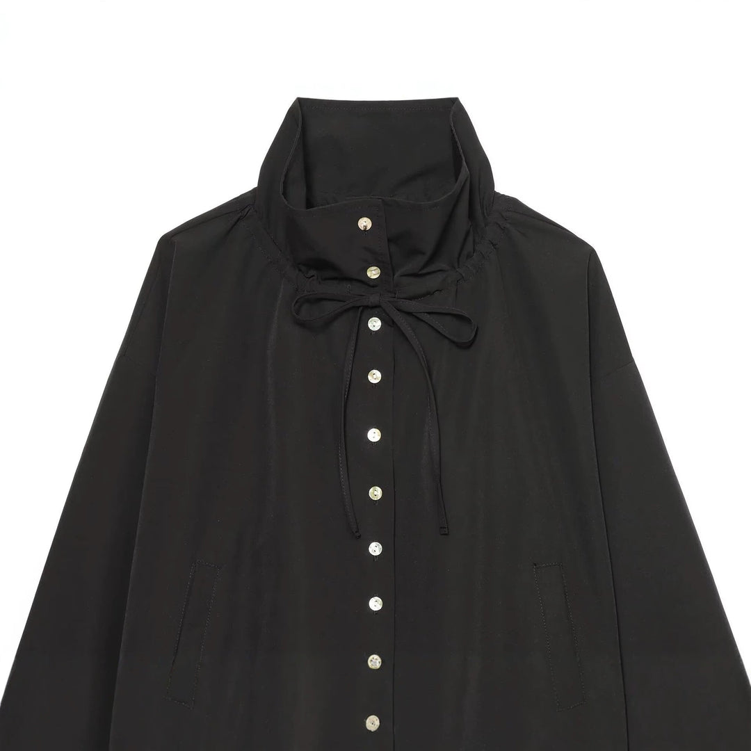 Dam Kort Kort Blouson med Hög Stå Krage, Knapp Knäppning och Drawstring Nederkant