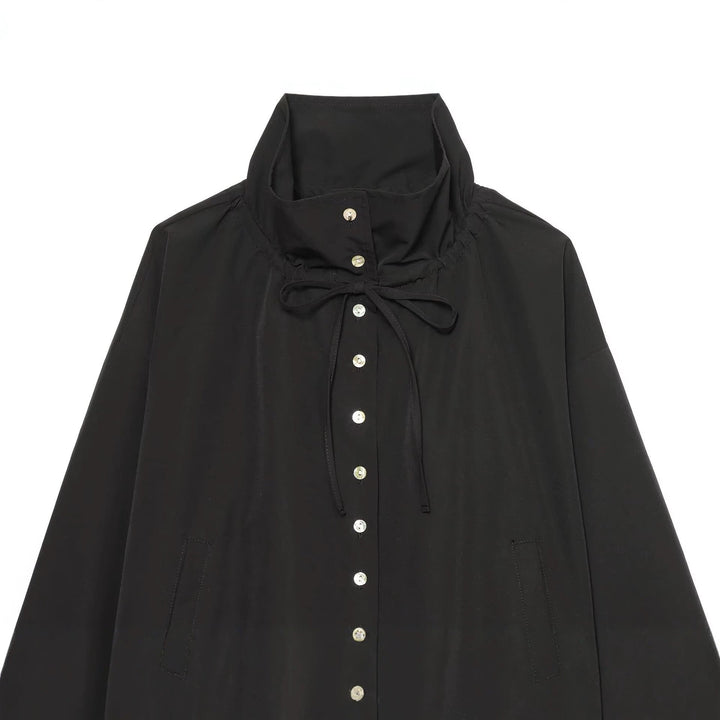 Dam Kort Kort Blouson med Hög Stå Krage, Knapp Knäppning och Drawstring Nederkant