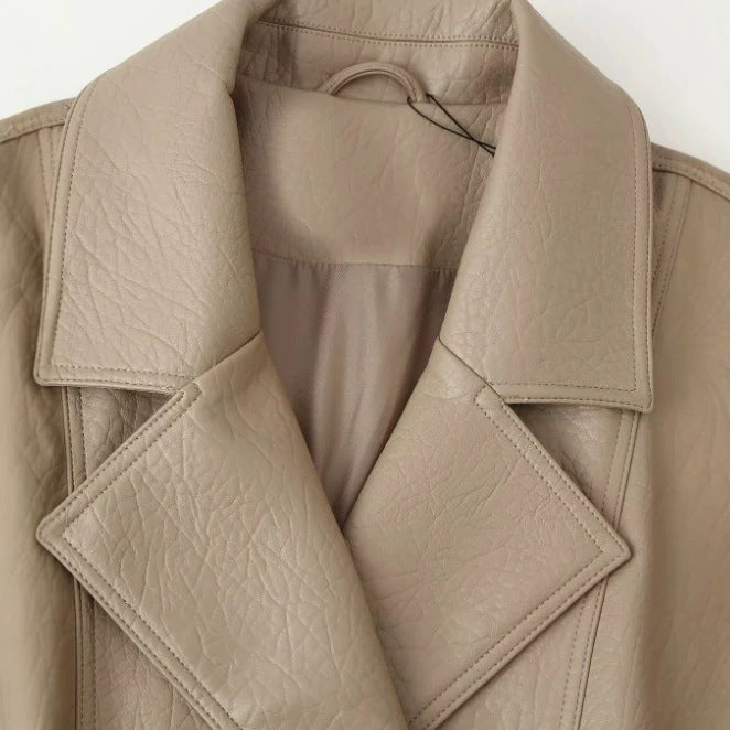 Dam Kort Jacka Tillverkad av Faux Läder med A Double-Breasted Knapp Knäppning, Wide Lapels, och Gathered Waistband