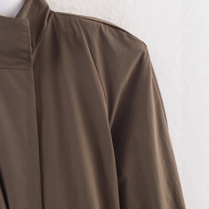 Dam kort trenchcoat med hög standing krage, double snap knappslå och midjebälte