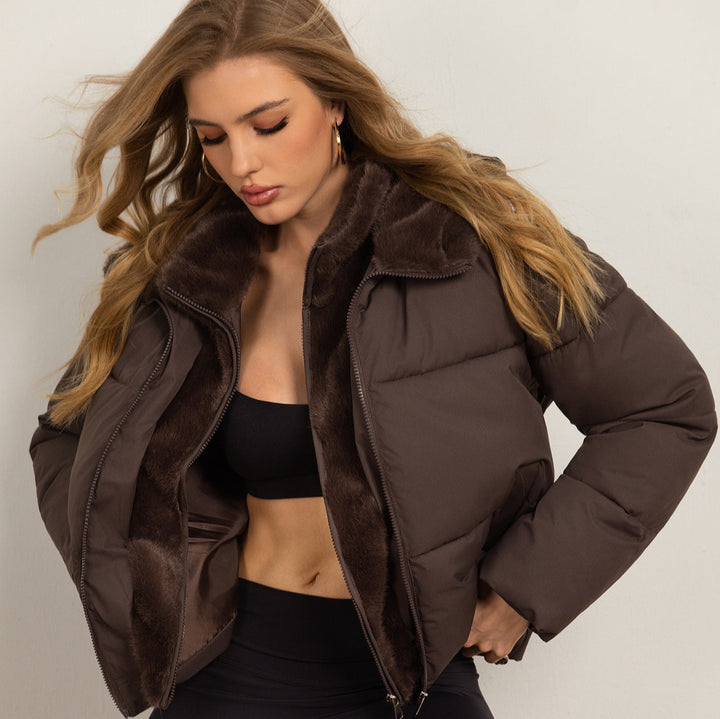 Dam kort skärning pufferjacka med Cozy Faux Fur foder och hög krage