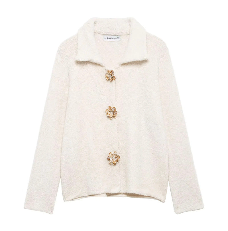 Dam kort bouclé teddy jacka med decorative flower knappar, skjortkrage, och boxy passform
