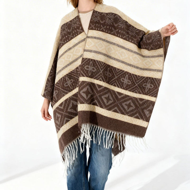 Dam Oversize Cape med woven diamond jacquard, V-neck och fransfåll