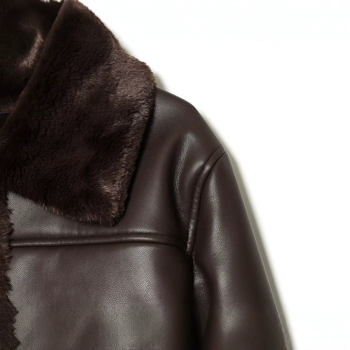 Dam kort jacka in lambskin look med fur krage, utanpåfickor och knappslå