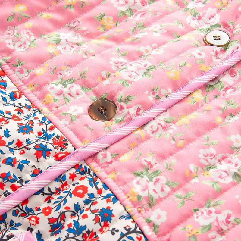 Dam non-quiltad patchwork quilt jacka med ståkrage, stor decorative knappar, och påsydda fickor