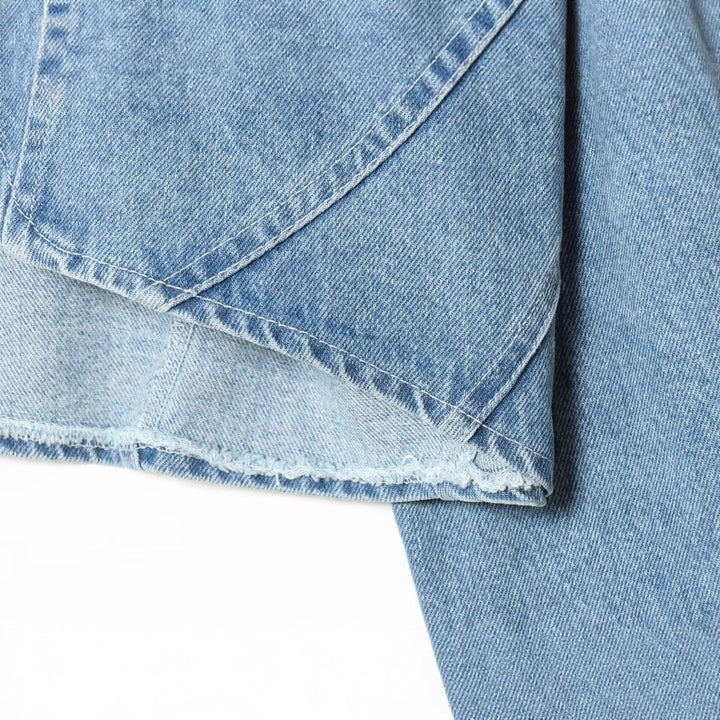 Dam Kort Denimjacka med Asymmetrisk Nederkant och Lock Fickor