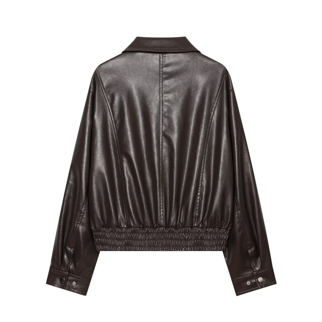 Dam Kort Jacka i Läderlook med Oversize Skjort Krage, Lock Fickor, och Gathered Nederkant.