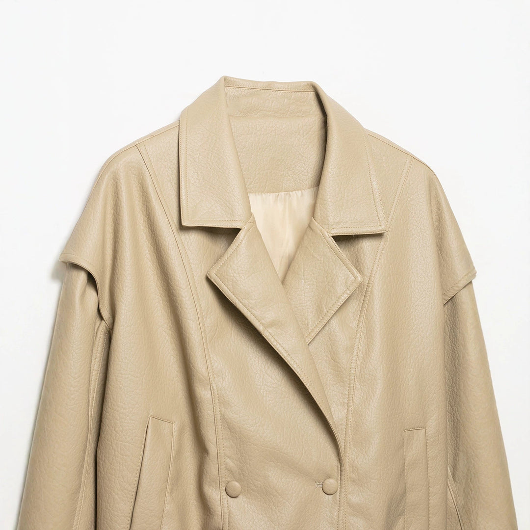 Dam Kort Jacka Tillverkad av Faux Läder med Wide Lapels och Gathered Nederkant