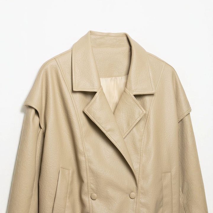 Dam Kort Jacka Tillverkad av Faux Läder med Wide Lapels och Gathered Nederkant