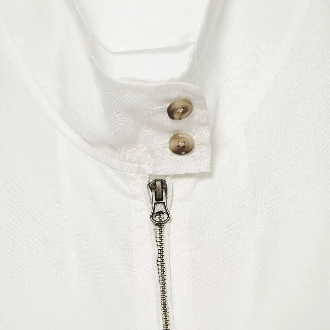 Dam Kort Blouson i A Minimalistisk Clean Look med A Hög Standing Krage och Elastic Waistband.