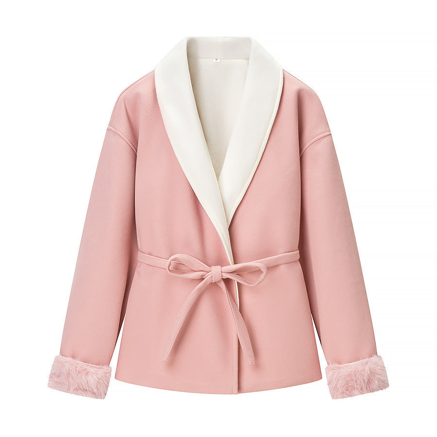 Dam Kort Tailored Jacka med Shawl Krage, Tie Belt, och Faux Fur Muddar