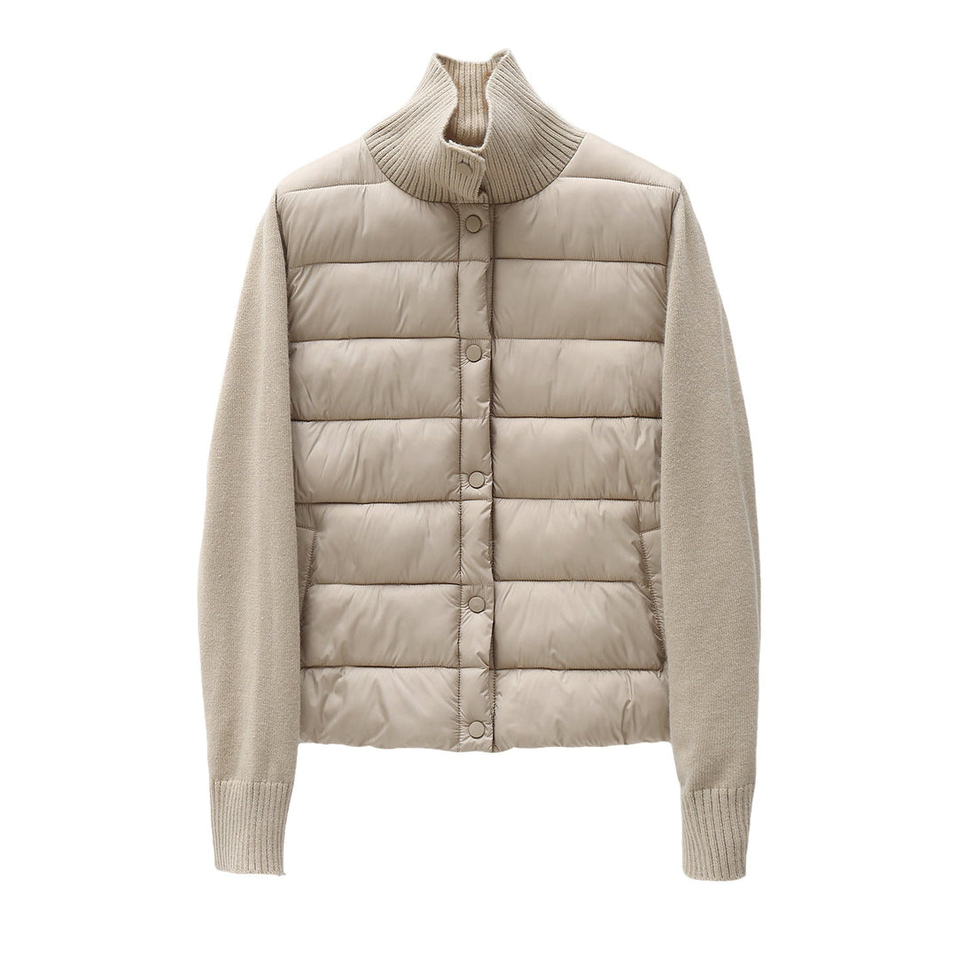 Dam quiltad hybrid jacka med vadderad front, fine stickad ärmar, och high ribbed krage