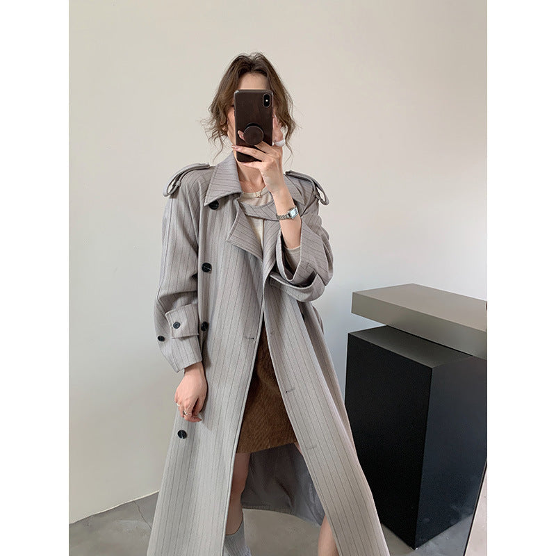 Dam pinstripe trenchcoat med boxy silhuett, shoulder patches, och dold knytband