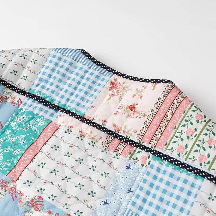 Dam kviltad patchwork jacka med round neckline, dekorativ trim och fram knappar