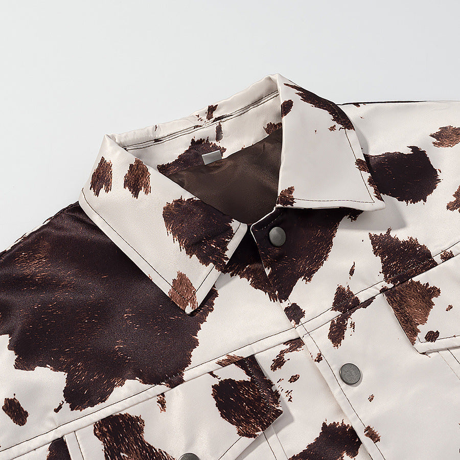 Dam kort trucker jacka med distinctive cow tryck, boxy skärning och applied breast fickor
