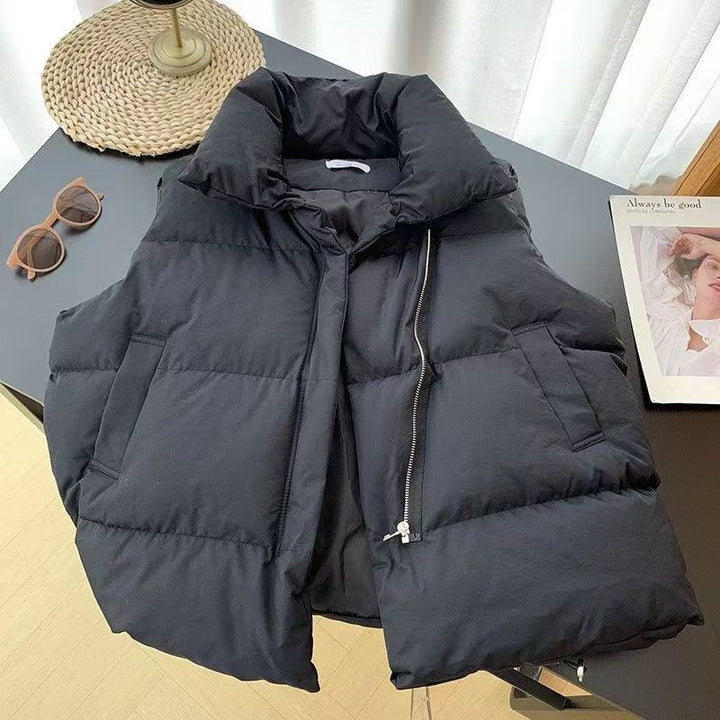 Dam kort vadderad quiltad väst med high sjalkrage och adjustable drawstring fåll