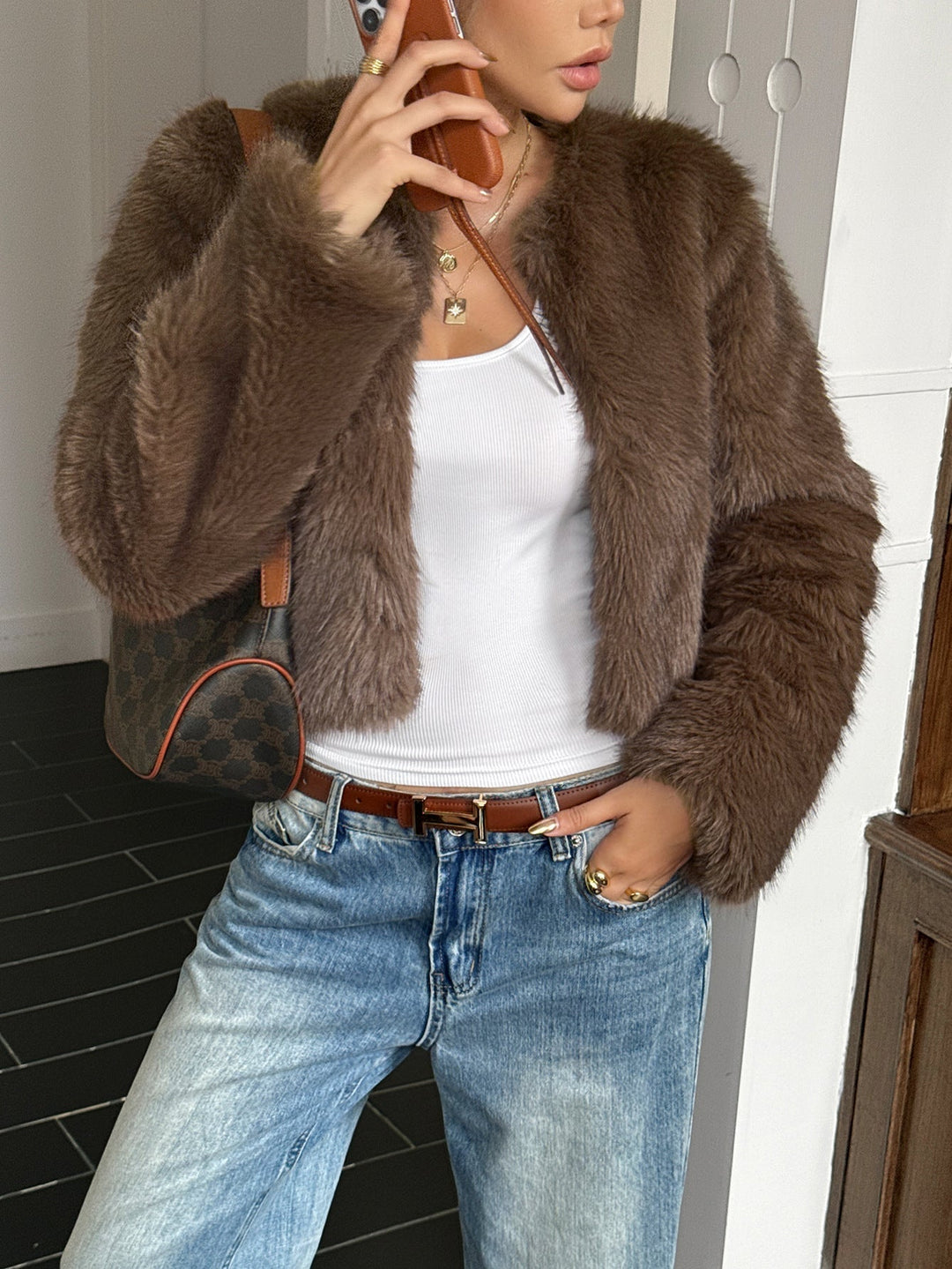 Dam kort faux-pälsjacka med voluminous ärmar, open skärning och mysig innerfoder