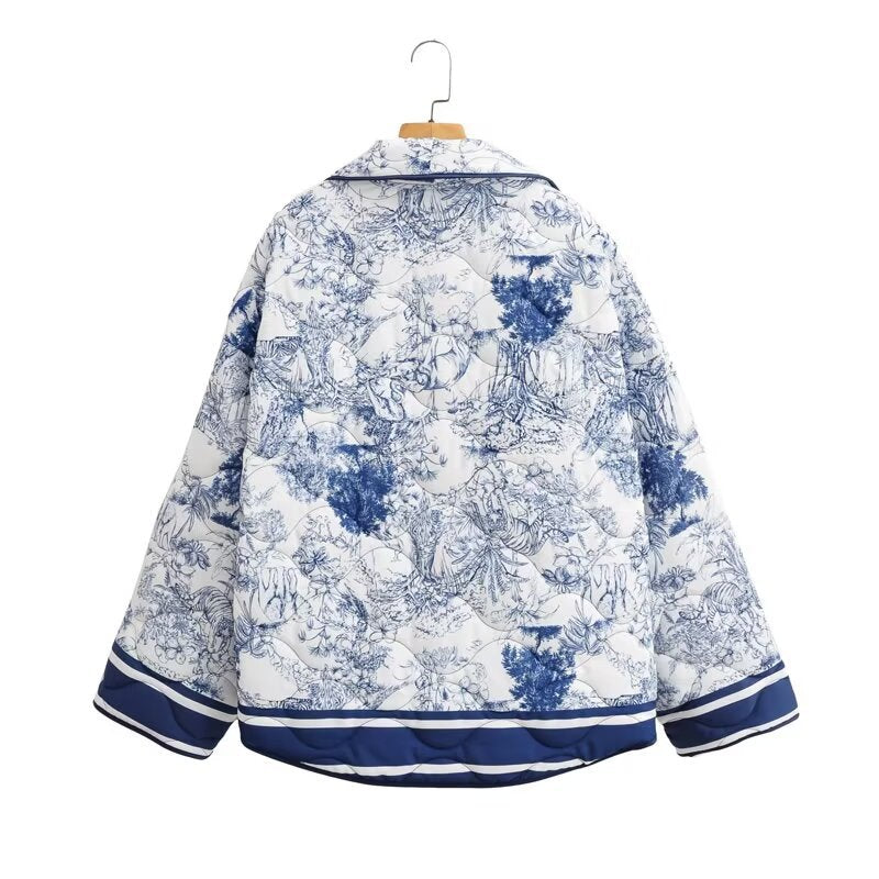 Dam lätt quiltad kort jacka i kimono stil med bred sjalkrage, kontrast piping, och påsydda fickor