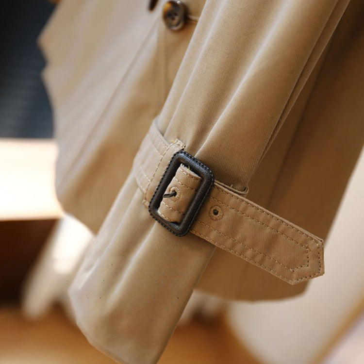 Dam kort trenchcoat med midjebälte och shoulder flaps