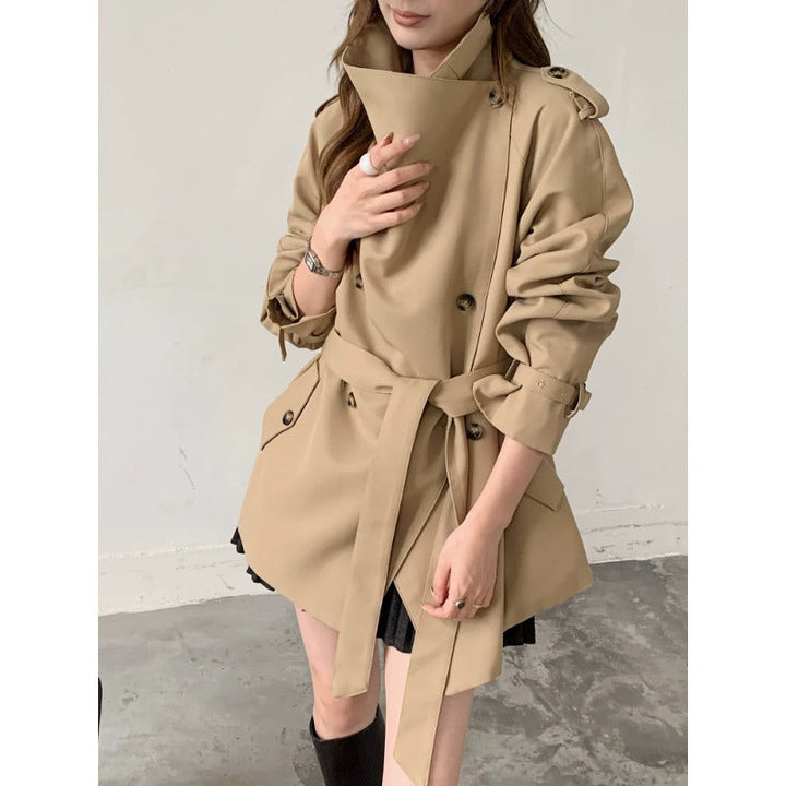 Dam kort trenchcoat in a boxig skärning med a hög standing krage och justerbar midjebälte
