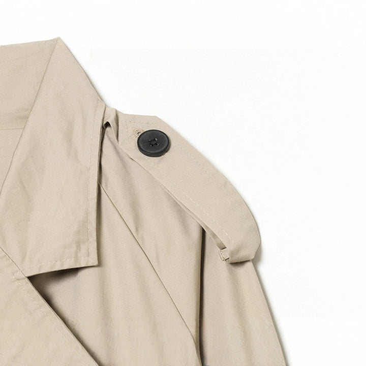 Dam Kort Trenchcoat med Double-Breasted Knapp Knäppning, Shoulder Flaps, och Waist Belt