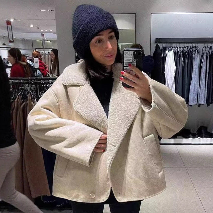 Dam kort jacka in lamb fur look med shawl krage och sido utanpåfickor
