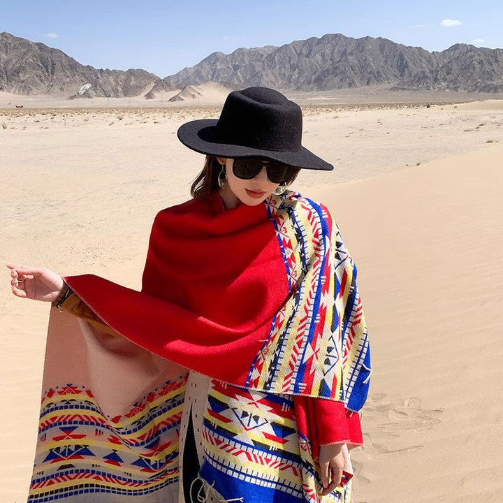 Dam Oversize Reversible poncho tillverkad av ullblandning med Ethno Jacquard och fransfåll