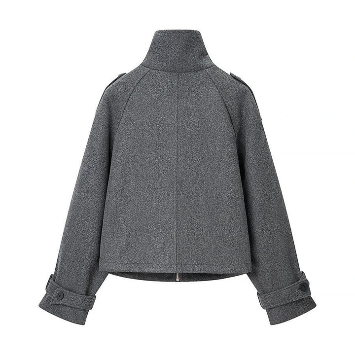 Dam kort boxy jacka i ullblandning med high ståkrage, axel patches och adjustable buckle cuffs