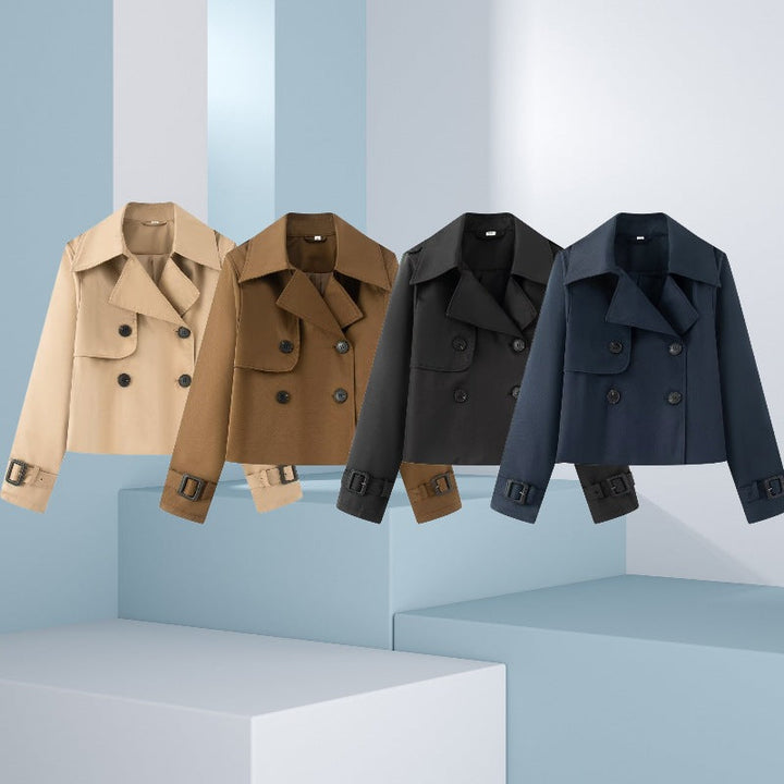 Dam Kort Dubbel-Breasted Trenchcoat med Breda Slag och Adjustable Muddar