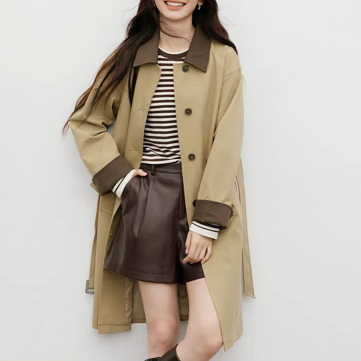 Dam stilren trenchcoat med kontrasterande detaljer