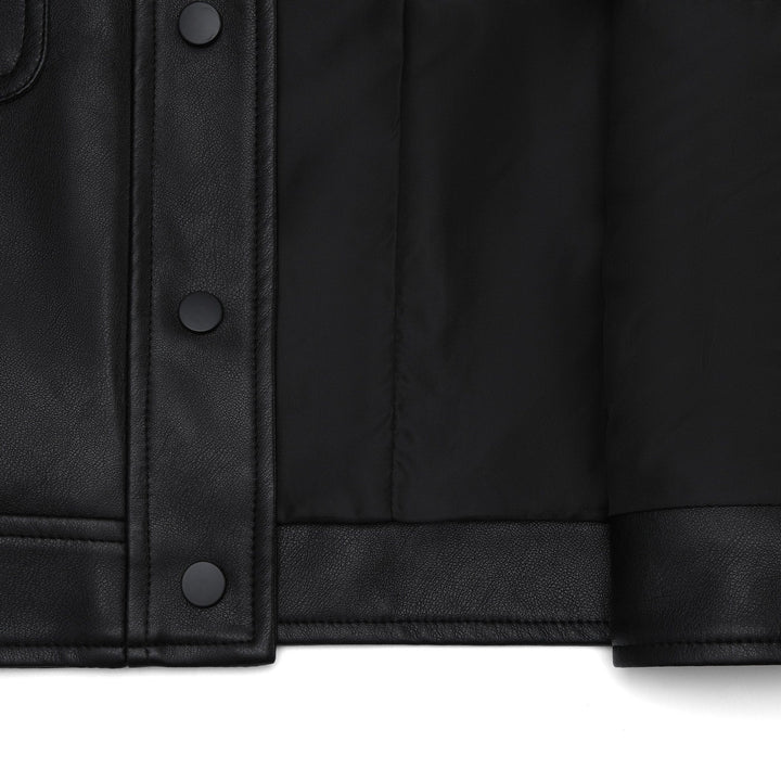 Dam kort jacka gjord konstläder med round neck, stängning med tryckknappar och utanpåfickor