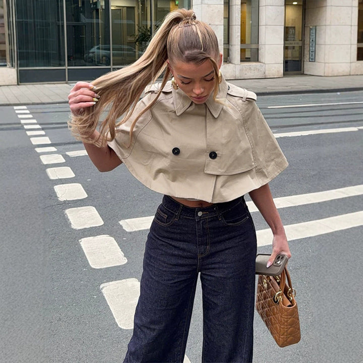 Dam Kort Cape Trench med Double-Breasted Knappar och Shoulder Flaps