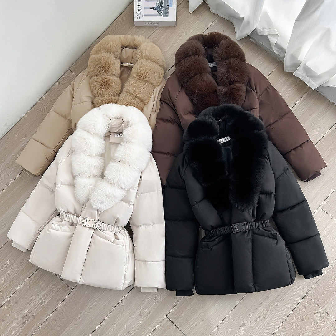 Dam figursydd kort quiltad jacka med voluminous sjalkrage tillverkad av Faux Fur och Decorative bälte