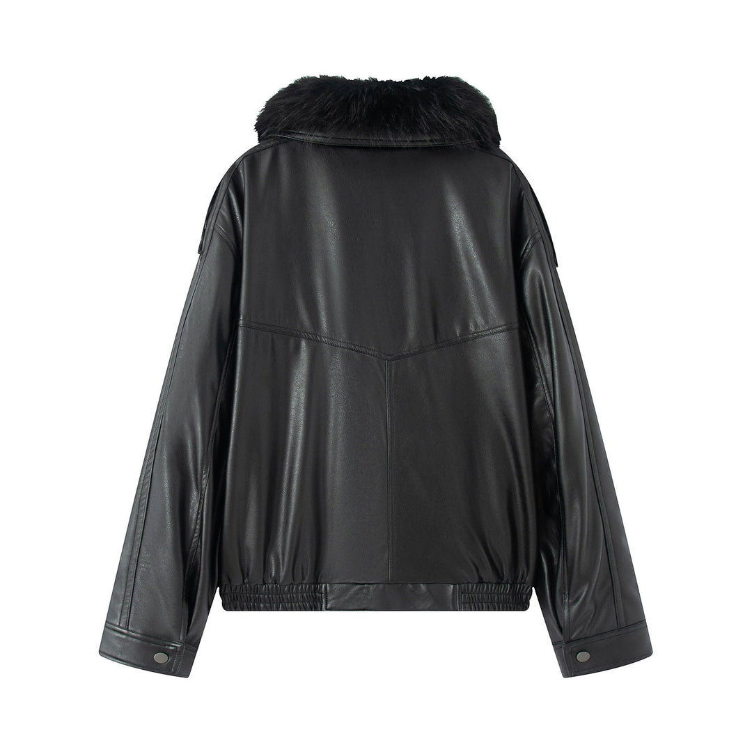 Dam figurnära konstläder blouson med voluminous fuskpälskrage och flap fickor