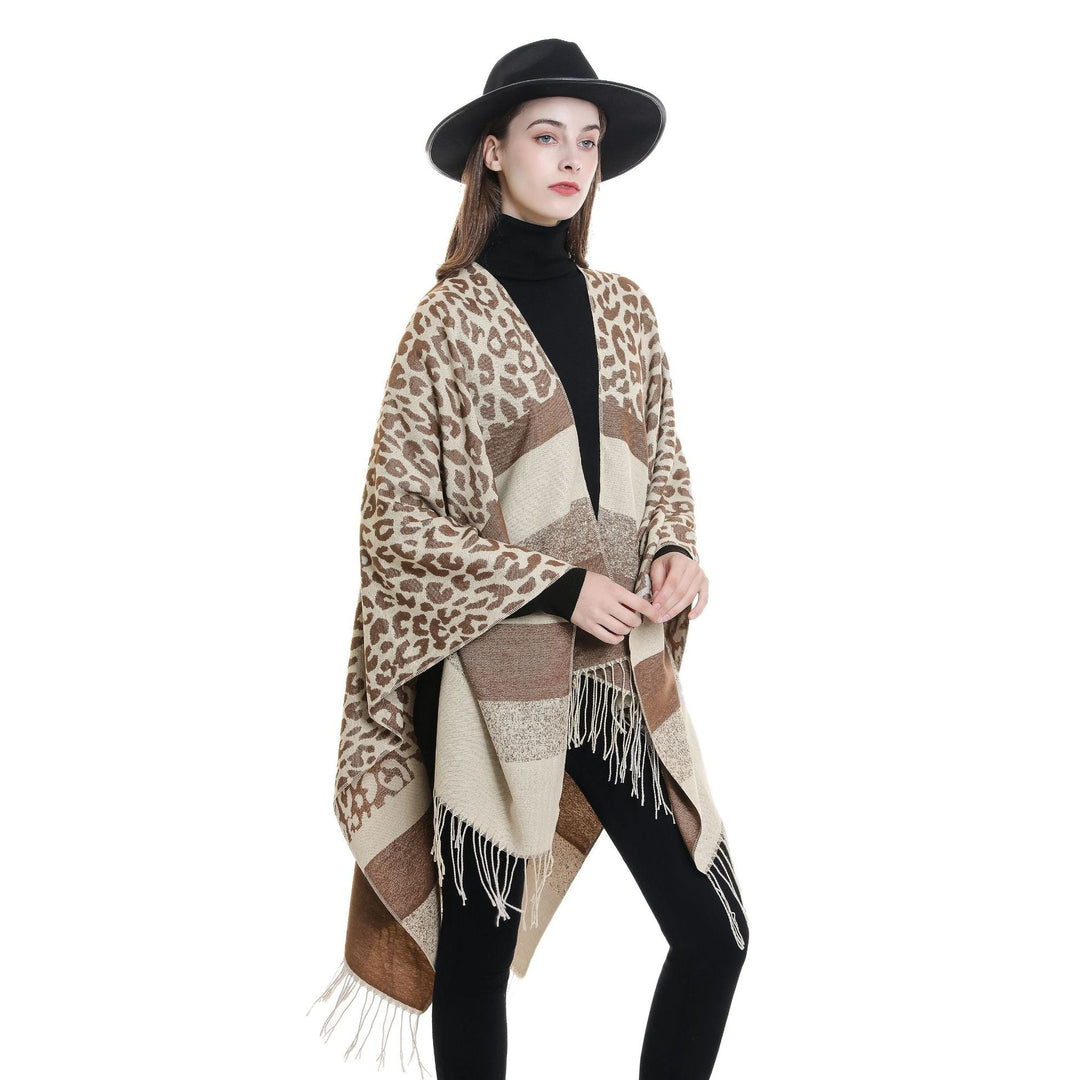 Dam oversized Ruana med Leo Jacquard, fringes, och mjuk ullblandning