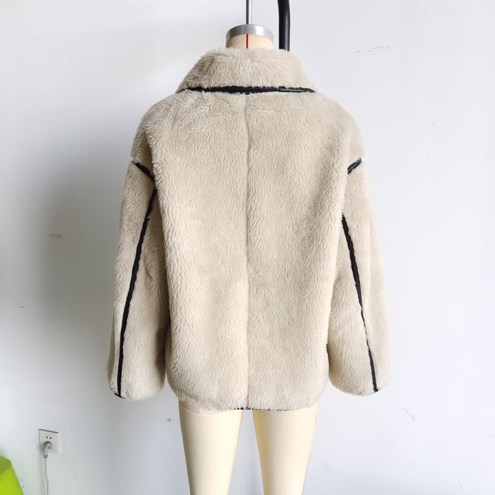 Dam kort oversized lambskin look jacka med bred sjalkrage och decorative piping finishes