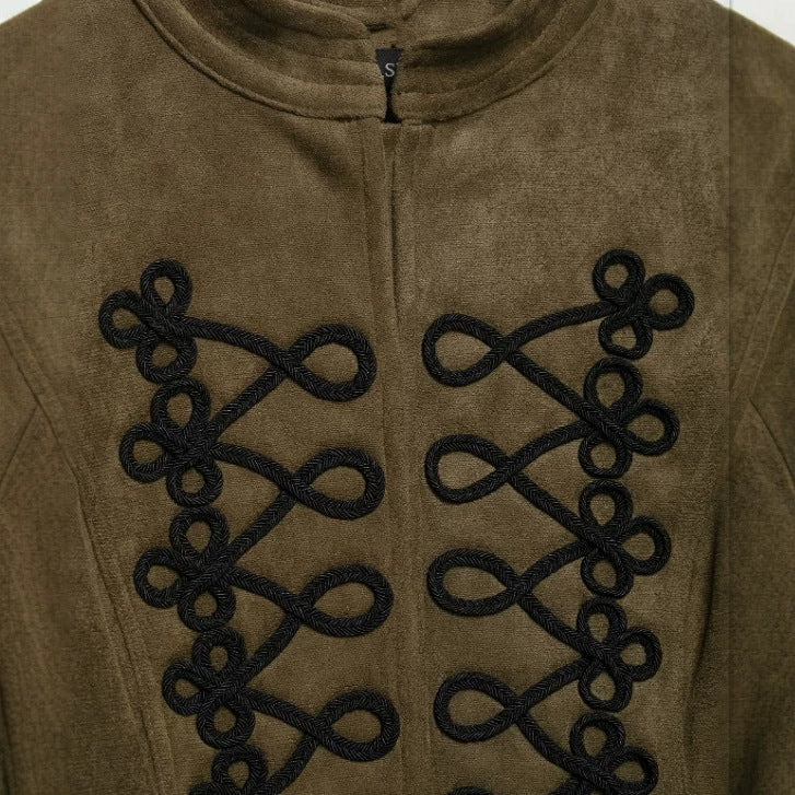 Dam Kort Skärning Suede Jacka i Military Look med Stå Krage och Dekorativ Cord Frog Appliqué