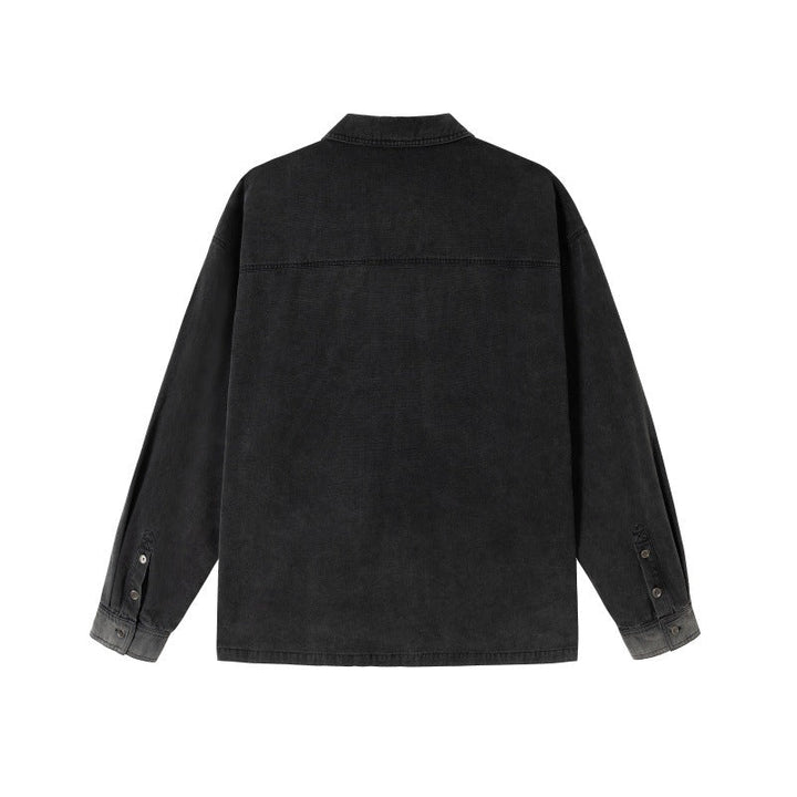 Herr overshirt tillverkad av denim med applicerade pin patchar och slitna detaljer