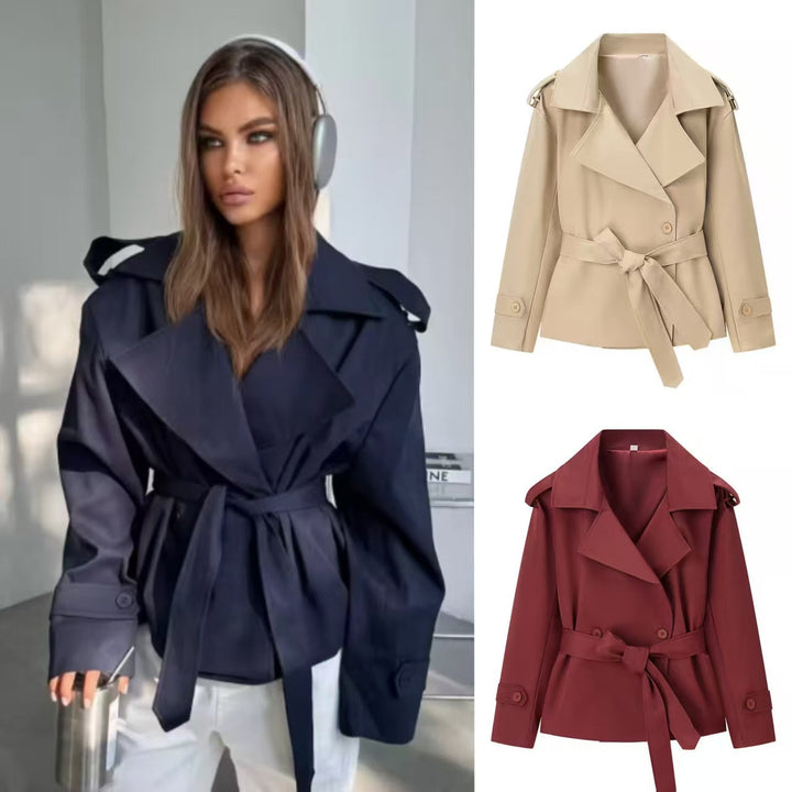 Dam kort trenchcoat med dropped shoulders, stor slagkrage och wrap bälte