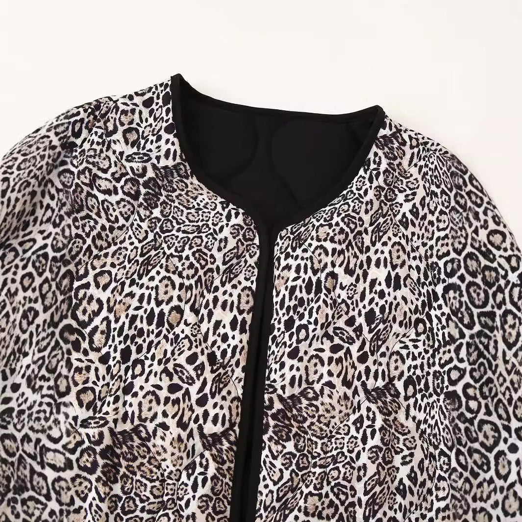 Dam quiltad kort jacka med leopardprint, open round neckline, kontrast piping, och påsydda fickor