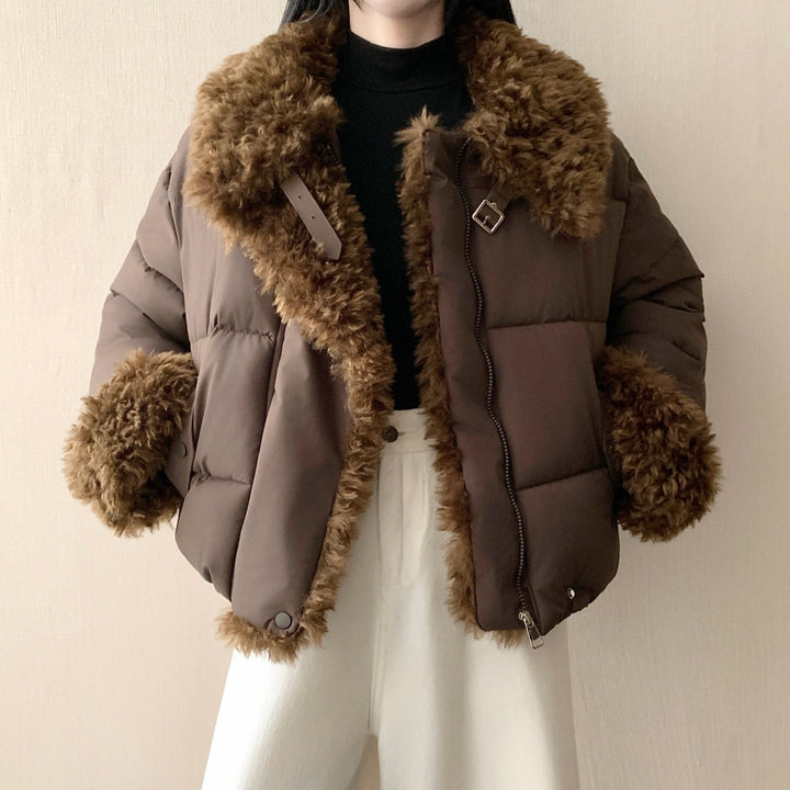Dam nan kort oversize pufferjacka med teddyfoder, slagkrage och buckle stängning