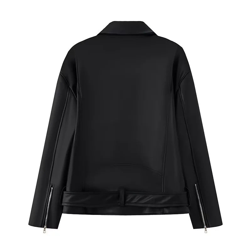 Dam asymmetrical bikerjacka tillverkad av vegan läder imitation med axel flaps, multiple fickor med dragkedja, och adjustable bälte