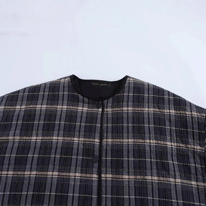 Dam quiltad check jacka med rund hals, light vaddering, och oversized påsydda fickor