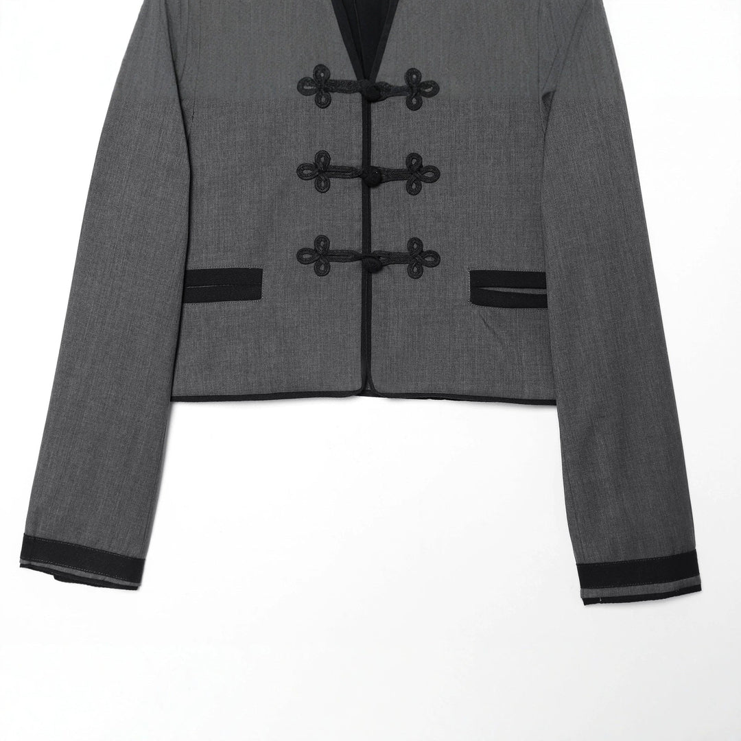 Dam figursydd cropped jacka med mandarin krage och decorative frog closures