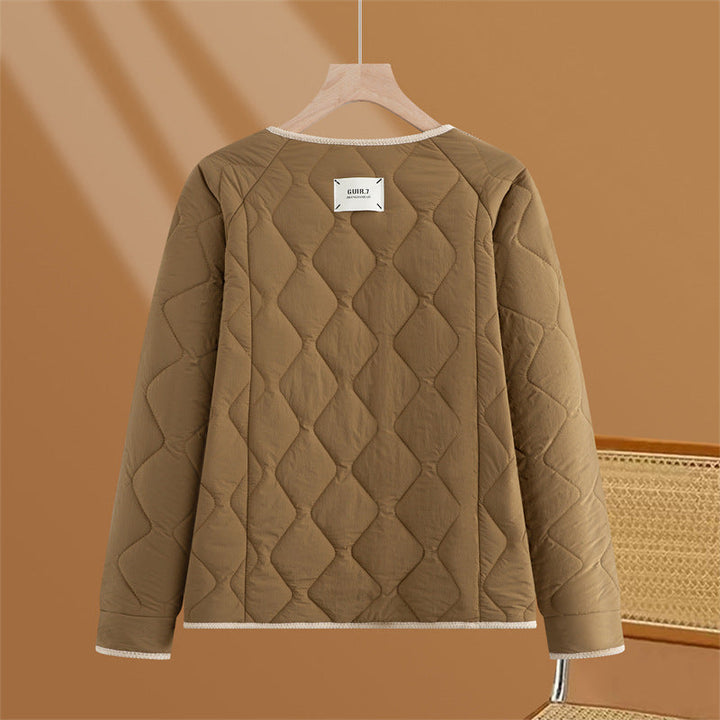 Dam quiltad övergångsjacka med diamond stitching, rund hals och press stud placket