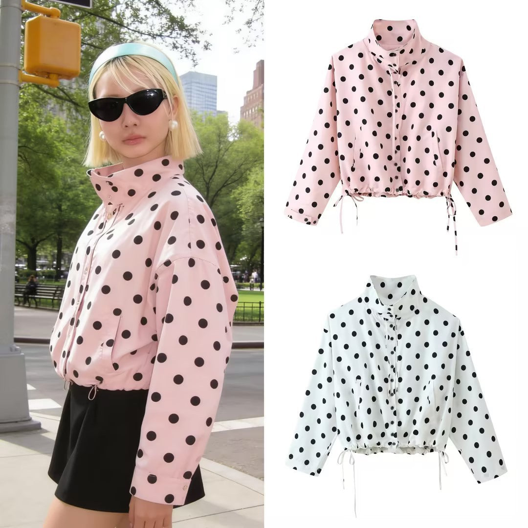 Dam kort jacka in rain parka stil med ståkrage, dragsko och polka dot tryck