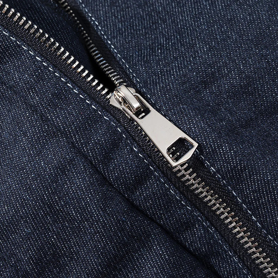 Dam utility jeansjacka med figursydd darts, concealed snap placket och applied chest flaps